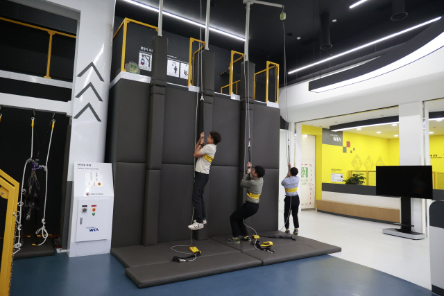 현대위아의 체험형 안전교육센터 S+에서 교육 참여자들이 완강기 체험 훈련을 실시하고 있다. 현대위아 제공